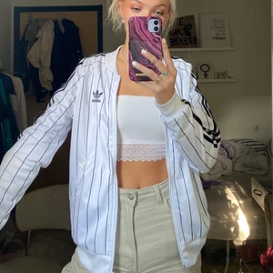 Trendig adidas kofta  - Säljer denna snygga adidas kofta! Den är som ny och bara använd ett få tal gånger, passar till allting och är lätt att stylea!🤍