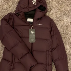 Sail Racing dunjacka  - Hej! Säljer min helt nya Sail Racing dunjacka i modellen Gravity Down Jacket. Jackan är endast testad och i storleken L då jag ville ha den ”oversized”. Köpt inne i Sea Life för 3499kr. Med Track My Down kan du även spåra och se exakt vad som gör dunen i jackan unikt samt äkthets beviset! ❤️Besök www.trackmydown.com eller skanna med mobilkameran. Perfekt nu till Vintern 🥰BUDA🥰 Frakten är självklart spårbar och kostar 66kr! 😍