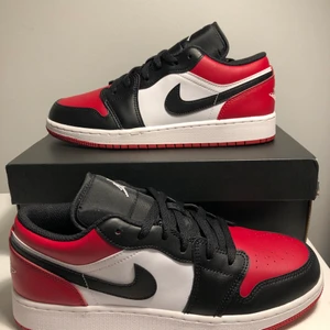 Jordan 1 Low ”Bred Toe” GS - Helt nya Jordan 1 lows, oanvända i storlek 40. Skickas dubbelboxat så skolådan inte skadas. Fraktkostnad tillkommer. Digitalt kvitto & box ingår givetvis! Hör av er vid frågor.