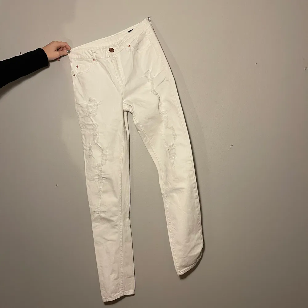 Hvide ribbed jeans fra ukendt mærke (står 5 i dem) . Jeans & Byxor.