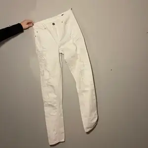Hvide ribbed jeans fra ukendt mærke (står 5 i dem) 