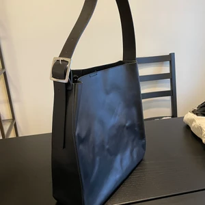 Skinnväska Na-kd - Äkta läderväska från Na-kd som är knappt använd. Nyskick! 