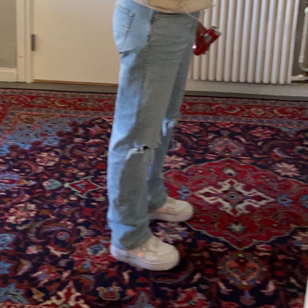 Säljer mina byxor som är köpta från gina, dom har blivit lite förstora för mig och sitter inte längre som önskad passform och därför säljer jag dom. Skulle uppskatta att dom passar en en s om man vill att dom sitte lite loose, men annars en M-L. Är 169-170 cm lång. Köpta för 599. Jeans & Byxor.