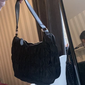 Axelväska  - En fin axelväska från märket Glamorous och är köpt på nelly, säljer för 100kr + frakt💕💕
