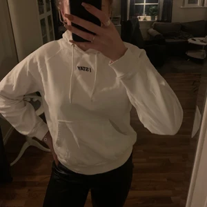 Vit hoodie - Säljer denna vita hoodie med svart text från märket STAY som är köpt på carlings. Storlek Medium. Köparen står för frakten❣️