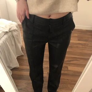 Midrise skinnbyxor - Snygga midrise skinnbyxor med pressveck fram och bak. Byxorna har kostymbyxfickor bak. Knappt använda. Byxorna är köpta för 499 kr. Mitt pris 200 kr + frkat (66kr)☺️💖