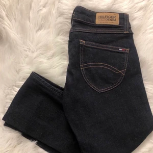 Tommy Hilfiger Jeans - Säljer mina superfina Tommy Hilfiger Jeans i väldigt fint skick. Sparsamt använda! Betalning sker via Swish🤎