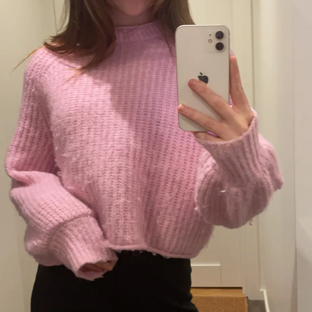 Jätte fin rosa stickad tröja från zara, knappt använd så väldigt bra skick💗köparen står för frakten💗. Stickat.