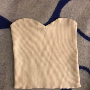 Topp från Chiquelle - Vit ribbad topp från Chiquelle i ONE SIZE. Använd fåtal gånger.