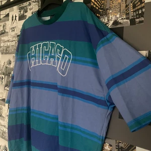 T-shirt ASOS - T-shirt från Asos med texten ”Chicago”. Endast använd EN gång!! Slutsåld på hemsidan. Storlek XL men passar L med, jag är 163 och tycker inte att modellen är för lång.                                                          Nypris 199.