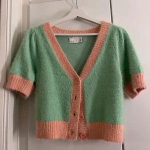 Stickad kofta - Säljer denna coola stickade koftan !!💄💄