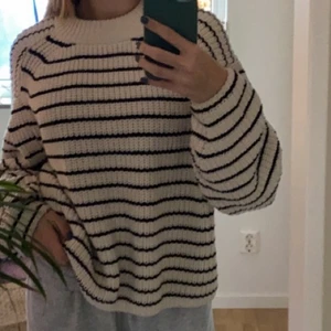 Stickad tröja - Tröja från Gina Tricot som inte används längre. Sitter perfekt oversized på mig som är en xs/s. Var populär i somras och tog slut fort. 