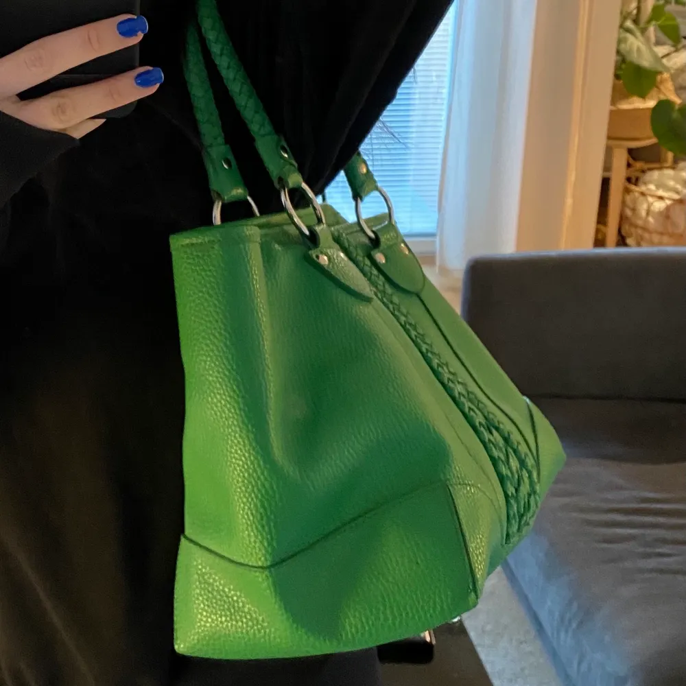Grön väska!!⚡️💚🍀♻️. Väskor.