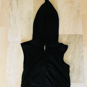 H&M shirt - To get these you must send the money “swish” while I am putting the package in the mailbox 📫 