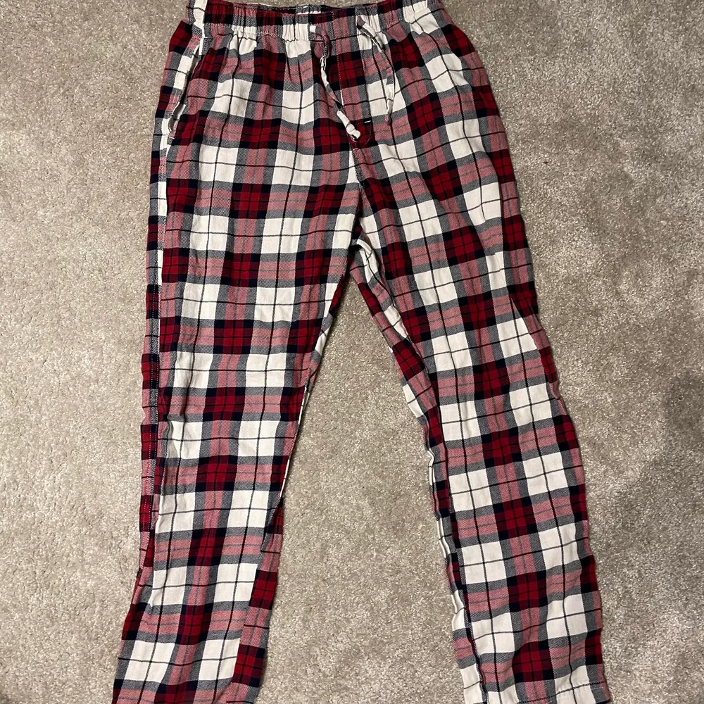 Rutiga pyjamasbyxor från hm som tyvärr är för korta för mig (är 172). Jättesköna och i jättebra skick.. Jeans & Byxor.