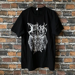 Hårdrock metal emo t-shirt - En metal/hårdrocks tröja i fint skick. True to size. Sitter bra oversized om en bär S eller M vanligtvis. För fler bilder eller mått kontakta mig 🙌
