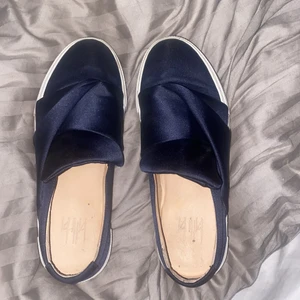 skitfina marinblåa sneakers - as najs sneakers ifrån billi bi 