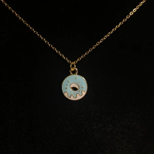 Halsband med donut  - Halsband i rostfritt stål. Guldpläterad samt emaljerad berlock💙  Fri frakt✨