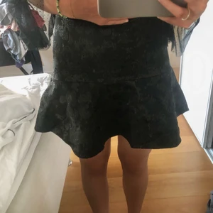 Sjukt snygg festkjol  - Säljer denna sjukt snygga och trendiga kjol från other stories. Jag betalade runt 500kr för den men jag säljer den för 200kr! Den är i storlek 38 och sätter sig så snyggt!! Den är glittrig och i ett super bra skick eftersom jag bara använt den 1 gång. 💜💓