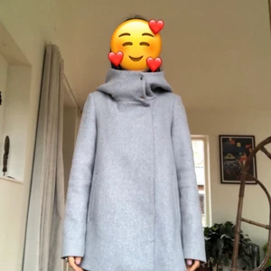 Vinterkappa S - Vinterkappa som är använd max 5 gånger.  70% polyester, 30% ull A-linjeformig siluett. Med luva.  Kappans längd går precis nedanför höfterna.   Storlek S.  Men då den inte är figursydd så finns det även plats för en varmare tröja under.  Kommer från djur och rökfritt hem.
