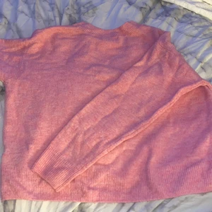 H&m tröja - Stickad, rosa. Kan mötas upp men om den ska skickas står köparen för frakten 