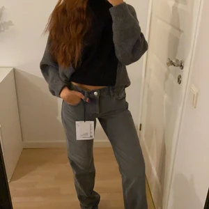 Lågmidjade jeans från zara - Gråa populära lågmidjade jeans från Zara. Helt oanvända med prislapp kvar, säljs då de inte kommer till användning. Köp direkt för 700 kr + frakt!