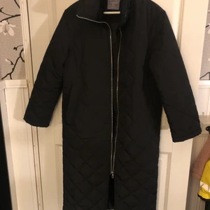 Lång quiltad vinterjacka kappa Lindex - Som ny! Så snygg lång quiltad vinterkappa med hög krage från Lindex. Strl Small. Går en bit nedanför knät på mig som är 170. Ord oris var 899:- 