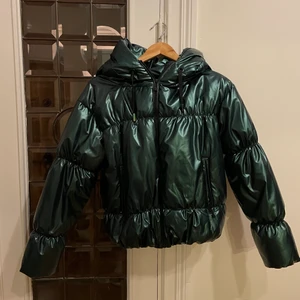 Jacka - Säljer denna jacka från Zara. Storlek S men på grund av att den är så stor och rymlig passar den även storlek M!! Jätteskön och mycket bra skick. Tveka inte att höra av dig vid frågor eller fler bilder <333