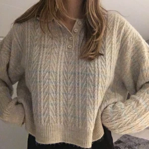 Stickad tröja - Så fin och mysig stickad tröja från Mango, storlek L men den sitter som en snyggt overzise S, verkligen inte stickig💞 Frakt tillkommer på 66kr (om du vill ha spårbart)