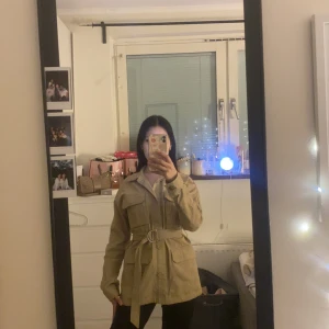 Jacka  - Modern Jacka i storlek XS med bälte. Skitsnygg till skinnbyxor eller bara jeans. Köptes på H&M 