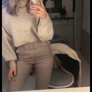Beige Kostymbyxor  - Superfina beige kostymbyxor från NAKD med midjebälte, köpta här på Tise men var inte riktigt vad jag ville ha så säljer vidare, är i väldigt bra skick, kan användas både utan och med bälte, storlek 36, frakt är inte inräknat i priset🥰