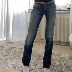 Tommy hilfiger jeans - Säljer mina så fina jeans från Tommy hilfiger i modellen ”Victoria straight” i storlek 26/32 men väldigt stretchiga och så bekväma💙💙