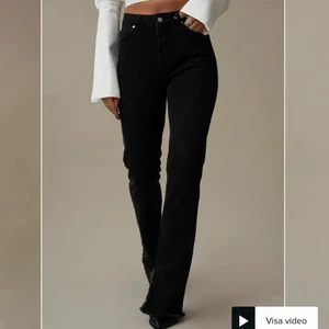 Jeans - Säljer dessa favoriterna från Hanna schönbergs kollektion med Nakd. Snygg svart lite urtvättad färg med slits. ✨❤️‍🔥