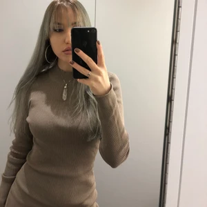 Mörk beige klänning  - Varm och bekväm klänning från Bik Bok. Köpt förra hösten i storlek S. Hel och ren och ser ny ut. Det är bara att höra av sig om man vill ha mer info eller bilder. ☺️