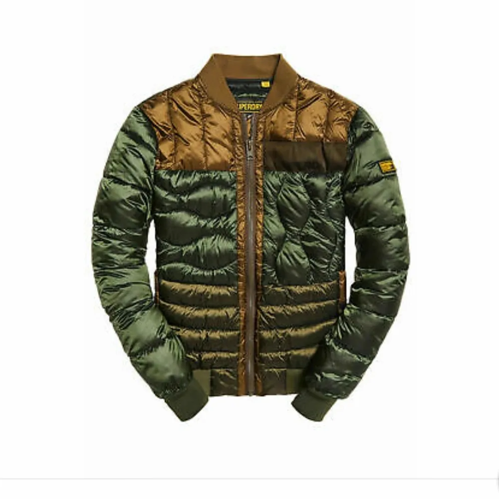 Superdry vinterjacka i storlek XL (Superdry är rätt små i storlekarna, skulle säga som en normal L). Använd ett fåtal gånger. Nypris 1299kr säljes för 500.. Jackor.