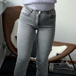 Zara jeans - Gråa jeans från zara