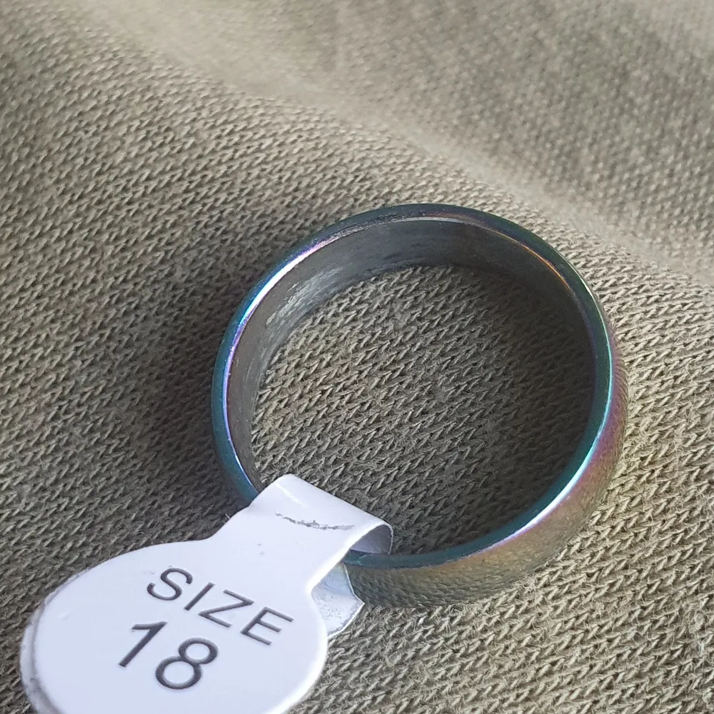 Rainbow Chrome ring av rostfritt stål. Färgar inte av sig. Inre diameter på 15.5mm. Accessoarer.