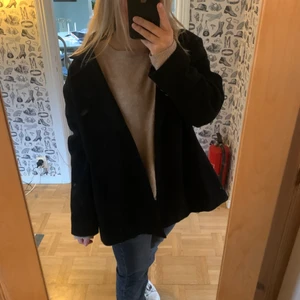 Jacka - Säljer denna superfina korta kappa/jacka. Jag är 158 och den sitter oversized på mig 💓