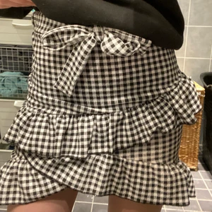 Rutig volang kjol - Svart vit murrig kjol med volanger🤍🖤 bandet går att ta bort. Jättefin men används nästan aldrig, så i bra skick! Skriv vid fler frågor🥰