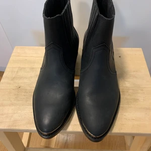 nilson shoes vinter skor storlek 37 - Hade köpt vinter skor till min syster men tyvärr passade det inte henne. Vinterskor som är köpt från nilson shoes för 1199kr men säljer den för 500kr