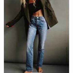 Jeans från Zara! - Säljer mina populära jeans från zara i strl 32                          Använda men ser ut som nya!                                                                   Köparen står för eventuell frakt💌