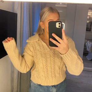 Beige stickad tröja - Helt oanvänd och i jätteskönt material! Perfekt nu till höst/vintern och är i toppenskick:) skriv för fler bilder