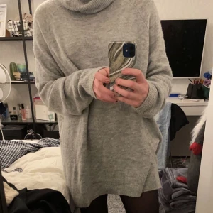 Stickad klänning - Säljer min mysiga stickade klänning från H&M pga att den är för kort för mig ( är 170cm ). Ribbstickad och mjuk, inte stickig alls. Strl. S. Köparen står för frakt. 