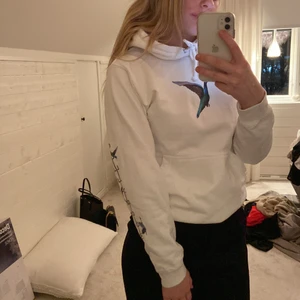 vit hoodie - vit huvtröja från worryless, knappt använd (pris 266kr inklusive frakt) köpt för 499kr