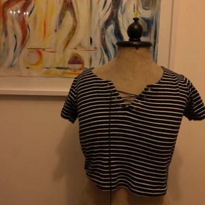 Randig tröja  - Randig svartvit tröja från okänt märke! Snören som knyts. Jättesöt och ganska kort, men passar bra till low waist. Säljer pga förflyttning. Köparen står för frakt 