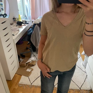 Tshirt beige  - Superfin beige tshirt från Stradivarius 💜😇 Jättefint skick💕 Bara att fråga vid funderingar!😃