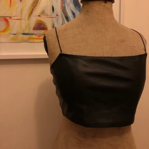 Skinn topp  - Söt skinn topp från Nelly. Storlek XS men sitter inte för tight. Skitsnyggt till en blazer! Säljer pga förflyttning. Köparen står för frakt! 