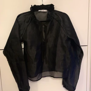 Blus  - Snygg blus ifrån NAKD, stor i storleken. HALVA PRISET PÅ FRAKTEN 