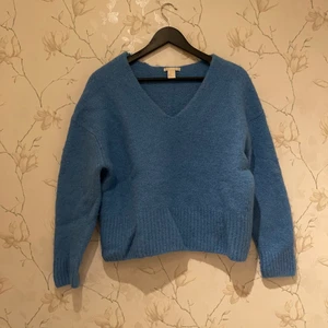 Blå stickad tröja - Jätte mysig tröja från H&M i en fin blå färg. Jätte fin med en vit skjorta under. 