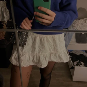 Vit kjol - Vit kjol köpt här på Plick. Den är ursprungligen från Bershka, och är i storlek S. Jättefin både på sommaren men även nu på hösten. Använd några få gånger, skrynklig på bilden men går såklart att stryka 🖤